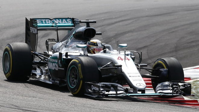 Lewis Hamilton dominoval v závodních simulacích v druhé části odpoledního tréninku