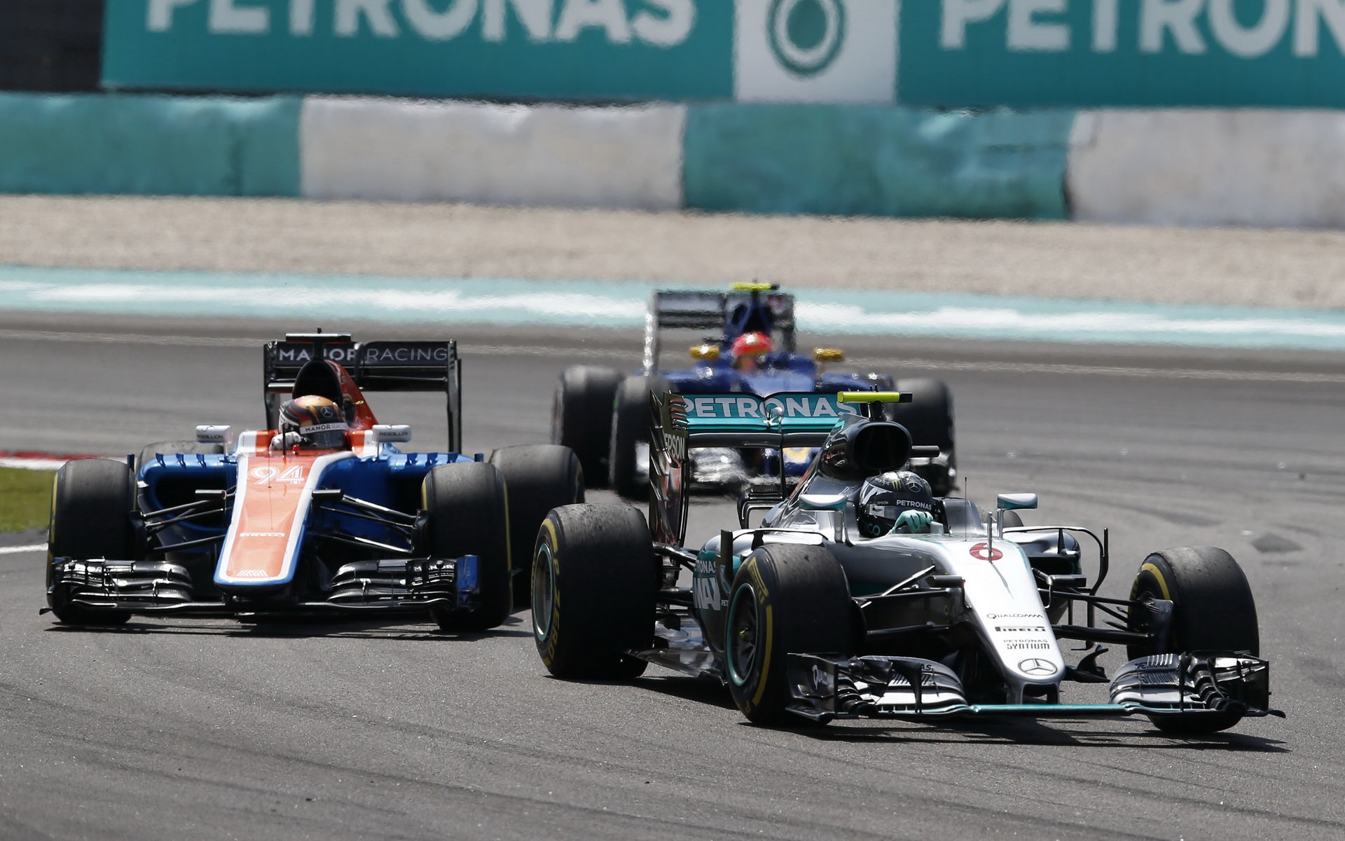Nico Rosberg a Pascal Wehrlein v závodě v Malajsii