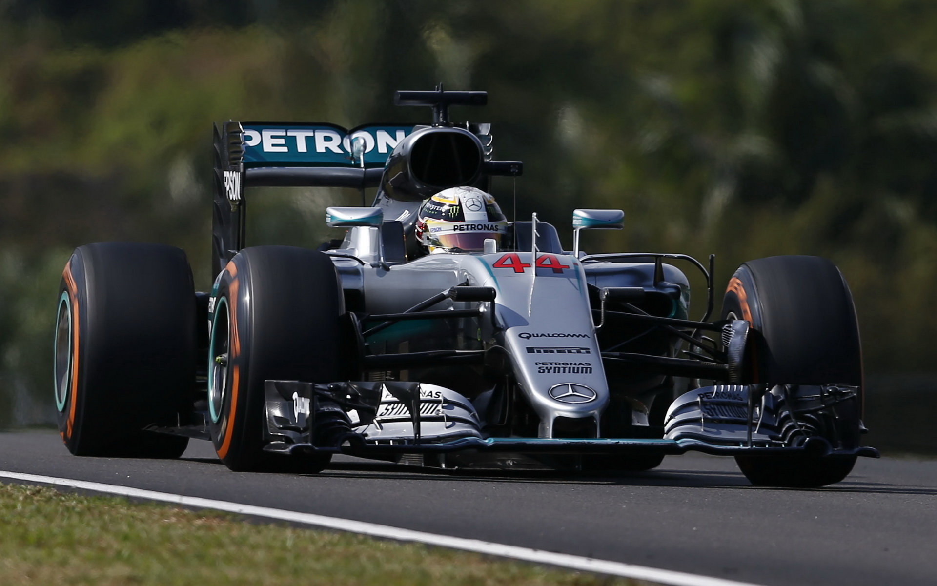 Verstappena pod tlak dostal nakonec Hamilton na tvrdých pneumatikách místo Vettela na rychle odcházejících měkkých