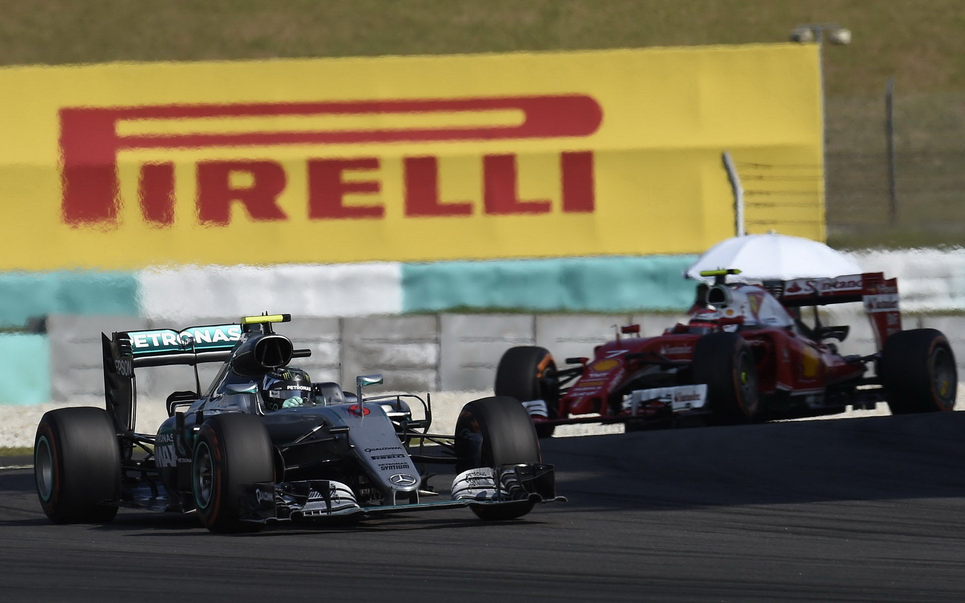 Nico Rosberg a Kimi Räikkönen v závodě v Malajsii