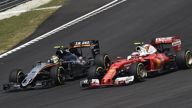 Sergio Pérez a Kimi Räikkönen v závodě v Malajsii