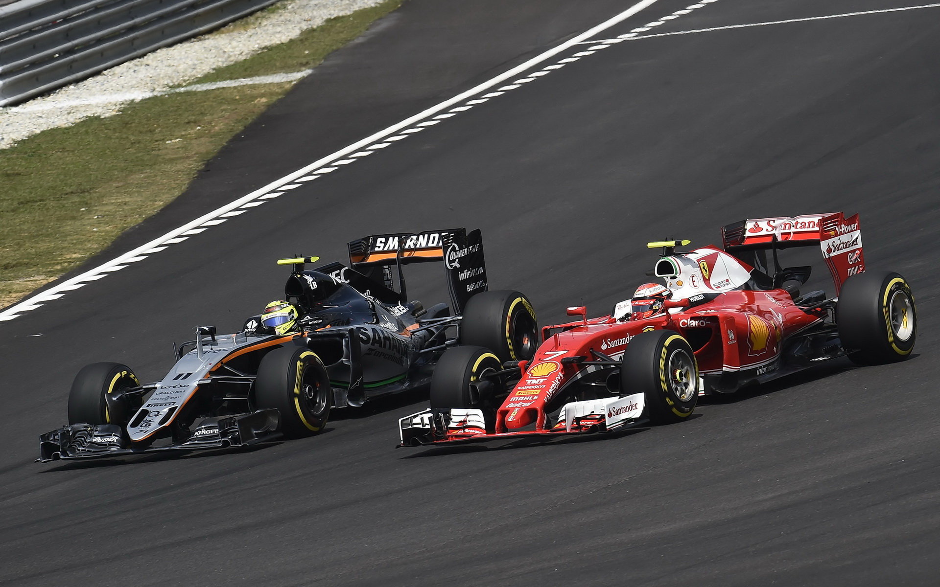 Sergio Pérez a Kimi Räikkönen spolu bojují v Malajsii
