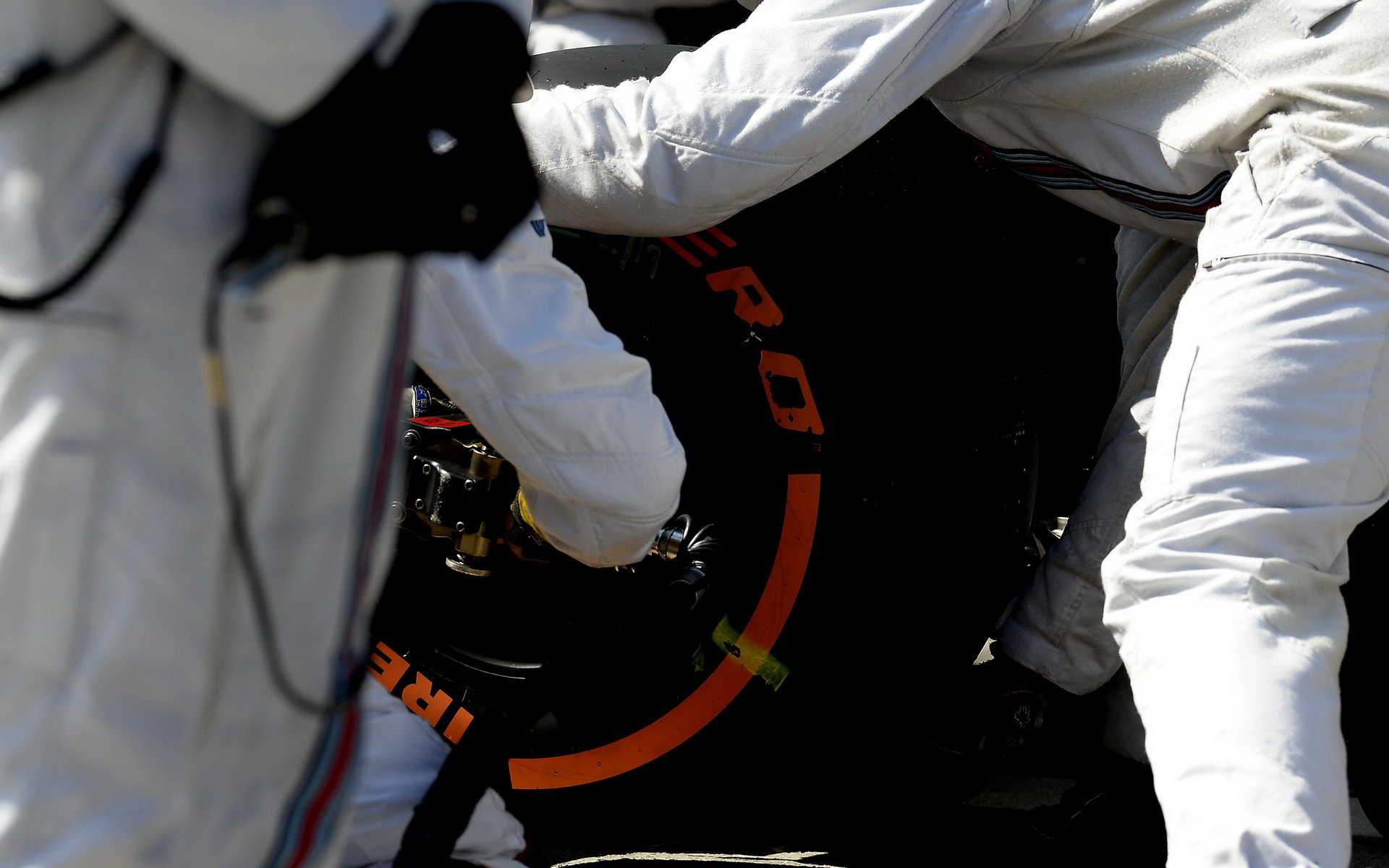 Výměna pneumatik týmu Williams v závodě v Malajsii