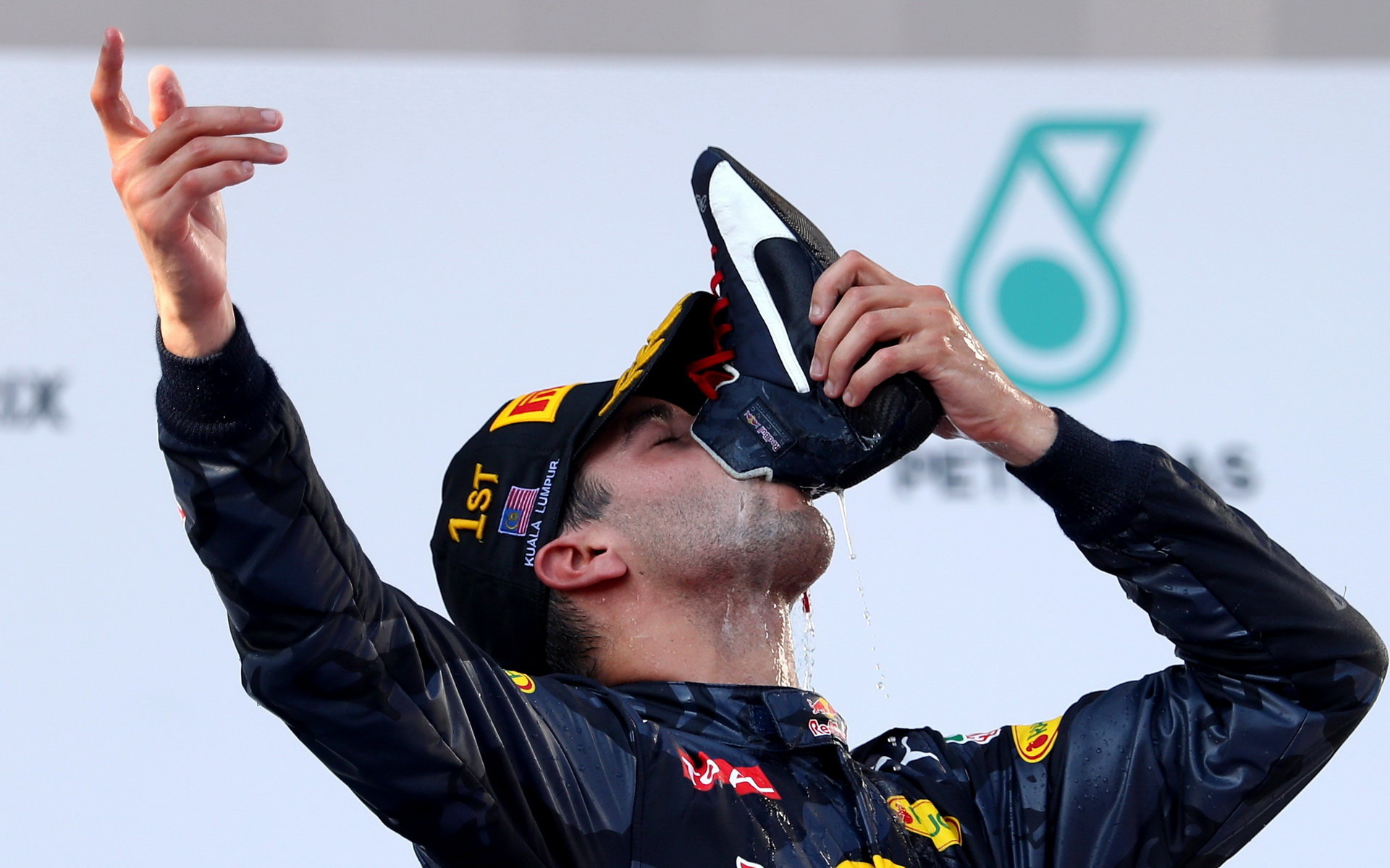 Daniel Ricciardo slaví vítězství boťasem