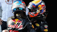 Max Verstappen gratuluje týmovému kolegovi a Danielovi Ricciardovi k vítězství po závodě v Malajsii