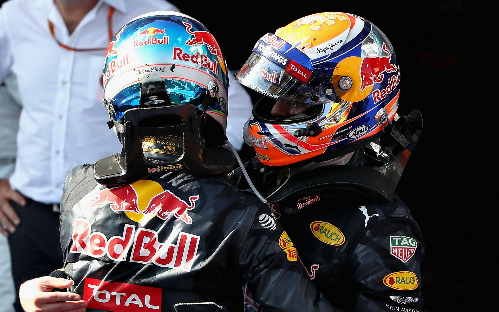 Max Verstappen gratuluje týmovému kolegovi a Danielovi Ricciardovi k vítězství po závodě v Malajsii