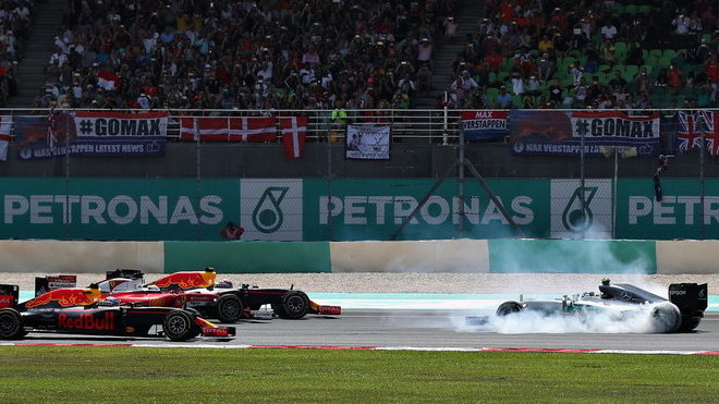 Nico Rosberg po srážce se Sebastianem Vettlem při startu v Malajsii