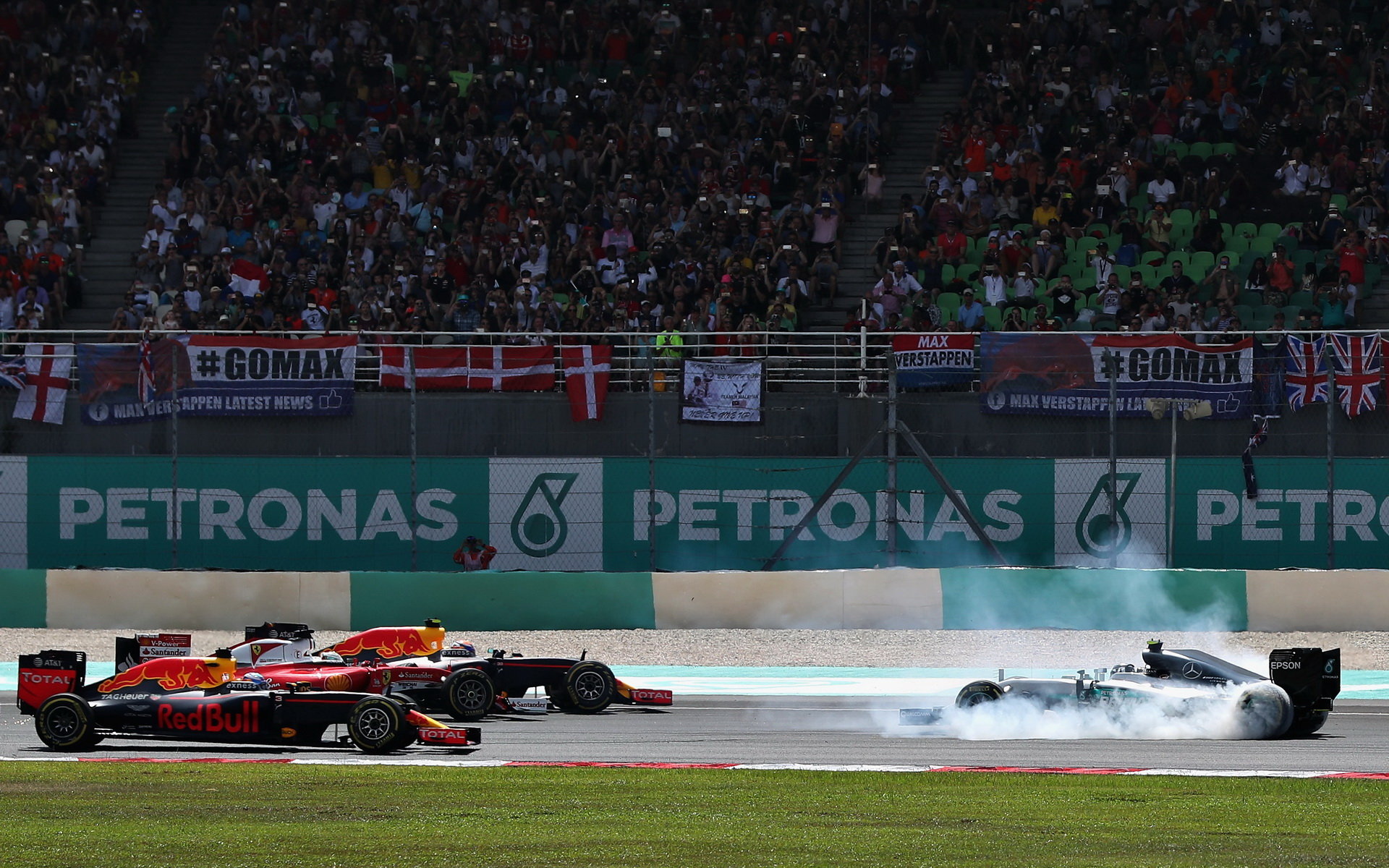 Nico Rosberg po srážce se Sebastianem Vettlem při startu v Malajsii