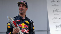 Daniel Ricciardo se raduje z vítězství po závodě v Malajsii