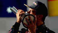 Daniel Ricciardo se svou trofejí za vítězství po závodě v Malajsii