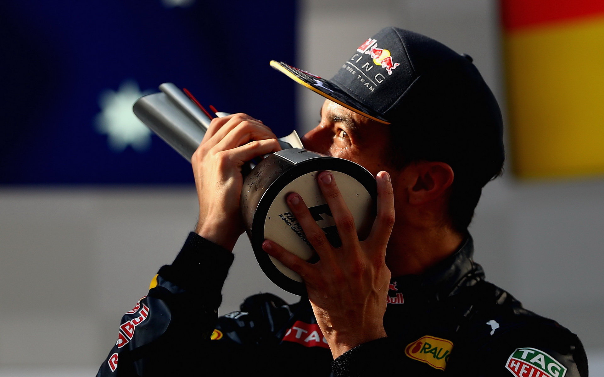 Daniel Ricciardo se svou trofejí za vítězství po závodě v Malajsii