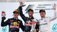 Tři nejlepší jezdci na pódiu po závodě v Malajsii