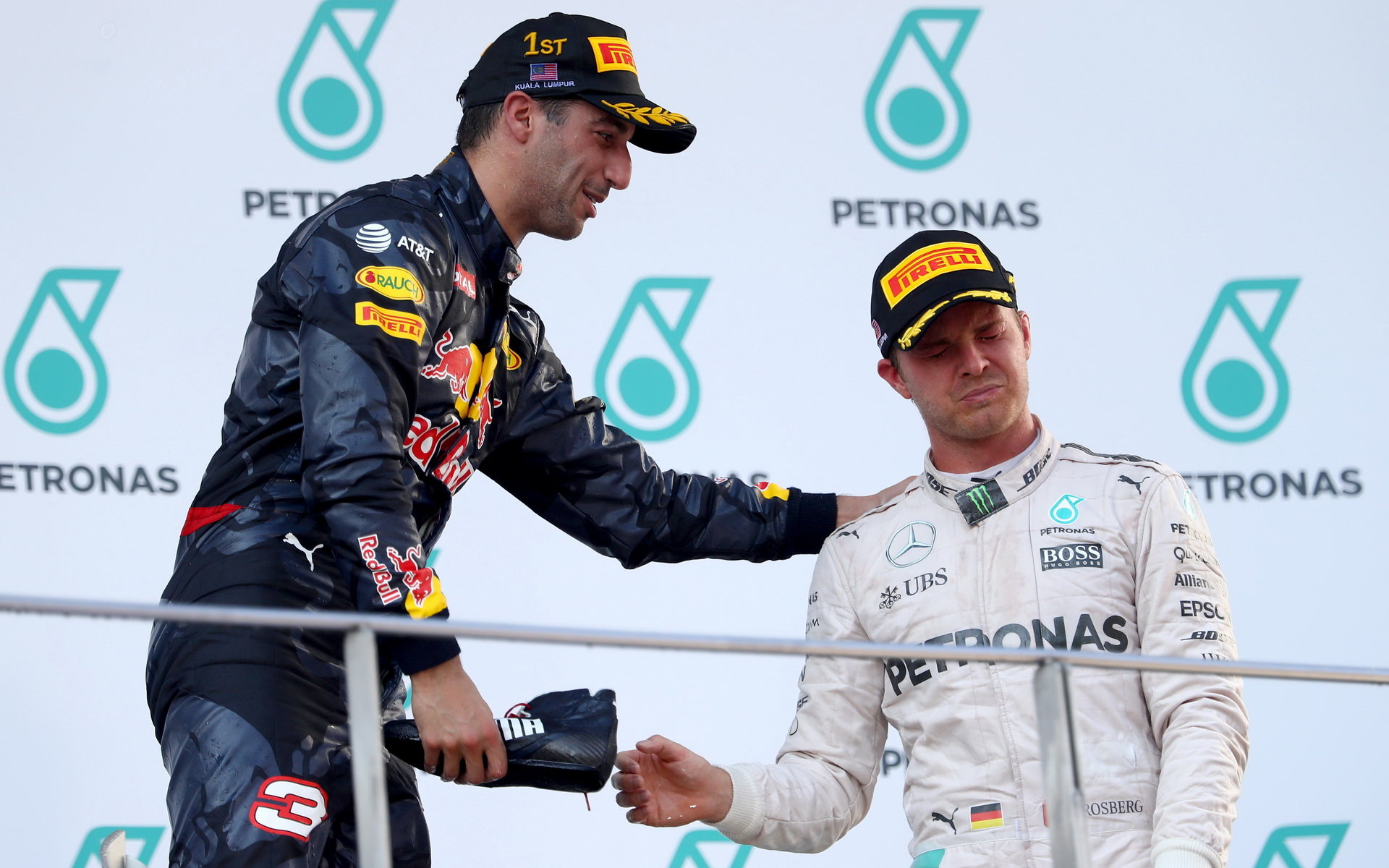 Daniel Ricciardo a Nico Rosberg na pódiu po závodě v Malajsii