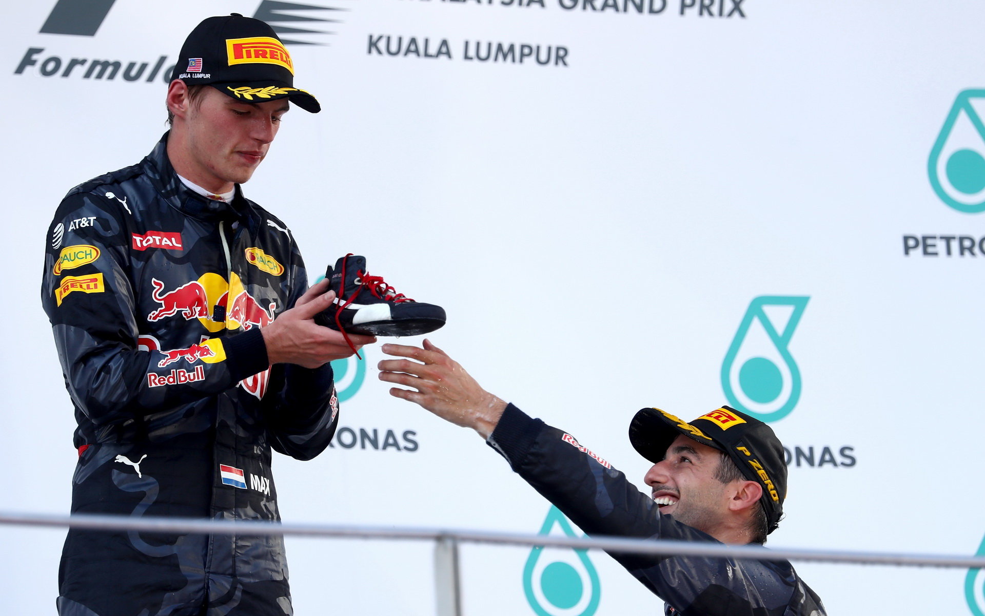 Max Verstappen a Daniel Ricciardo na pódiu po závodě v Malajsii