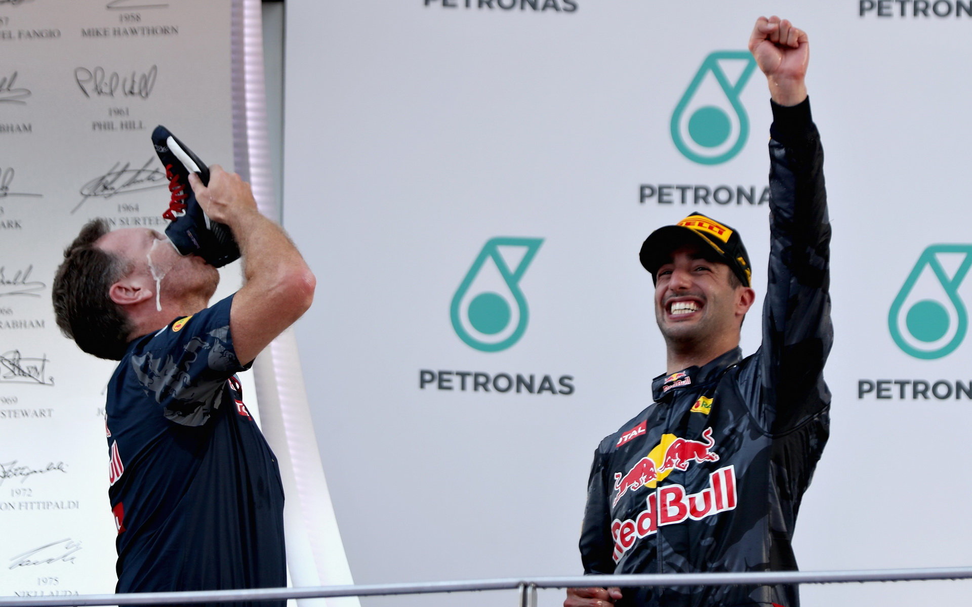 Christian Horner a Daniel Ricciardo na pódiu po závodě v Malajsii