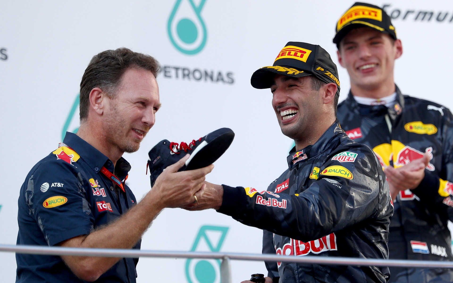 Christian Horner, Daniel Ricciardo a Max Verstappen na pódiu po závodě v Malajsii
