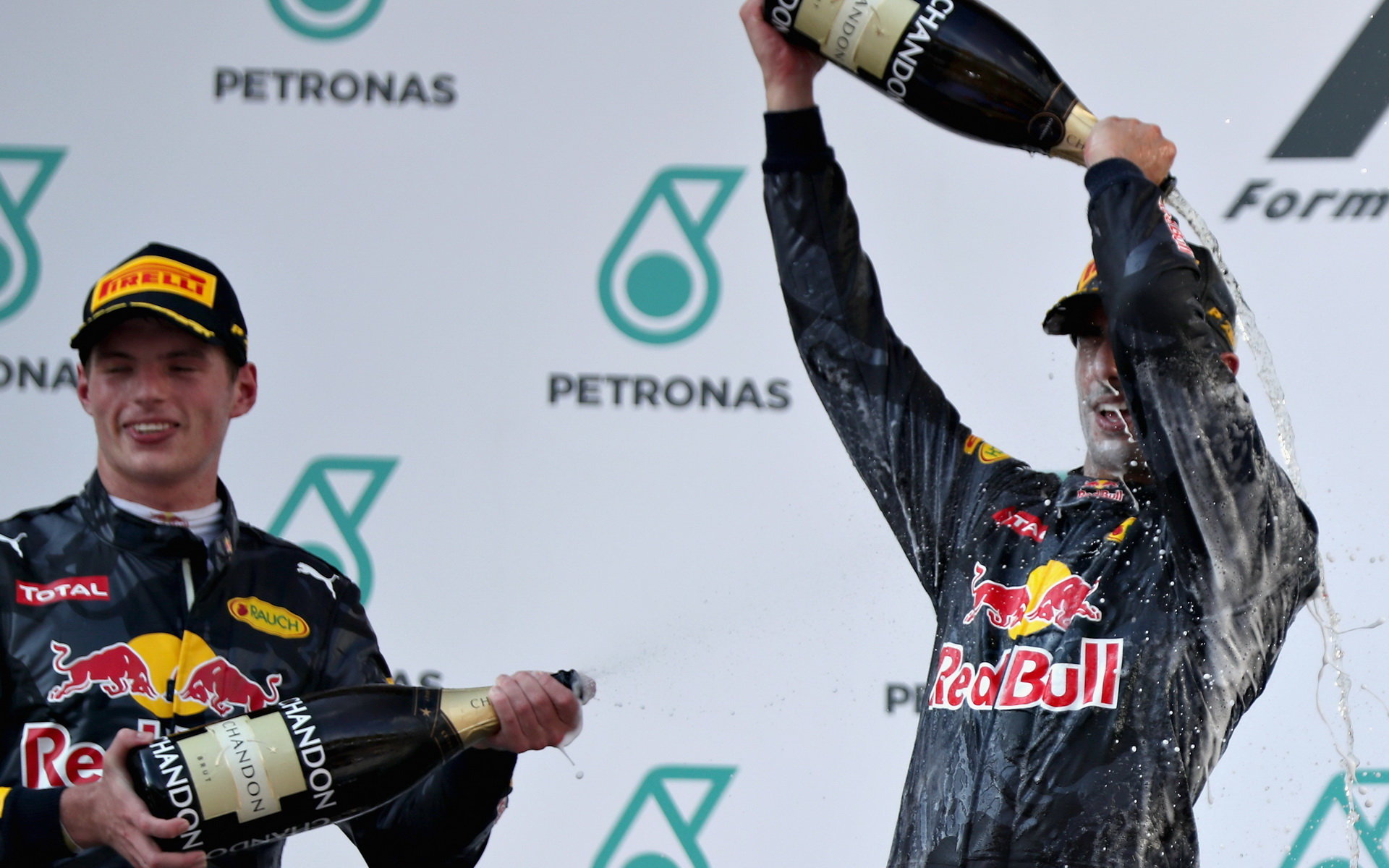 Max Verstappen a Daniel Ricciardo na pódiu po závodě v Malajsii