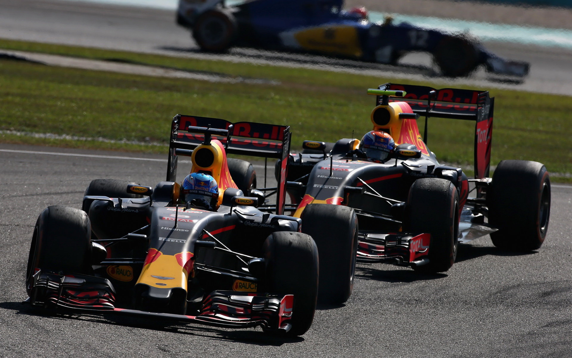 Daniel Ricciardo a Max Verstappen v závodě v Malajsii