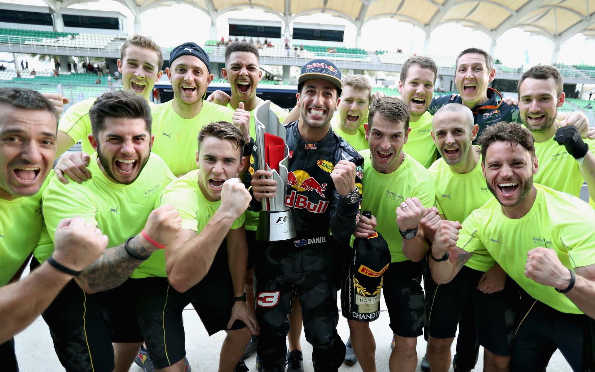 Daniel Ricciardo se raduje se svými mechaniky z vítězství po závodě v Malajsii