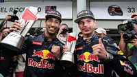 Daniel Ricciardo a Max Verstappen po závodě v Malajsii