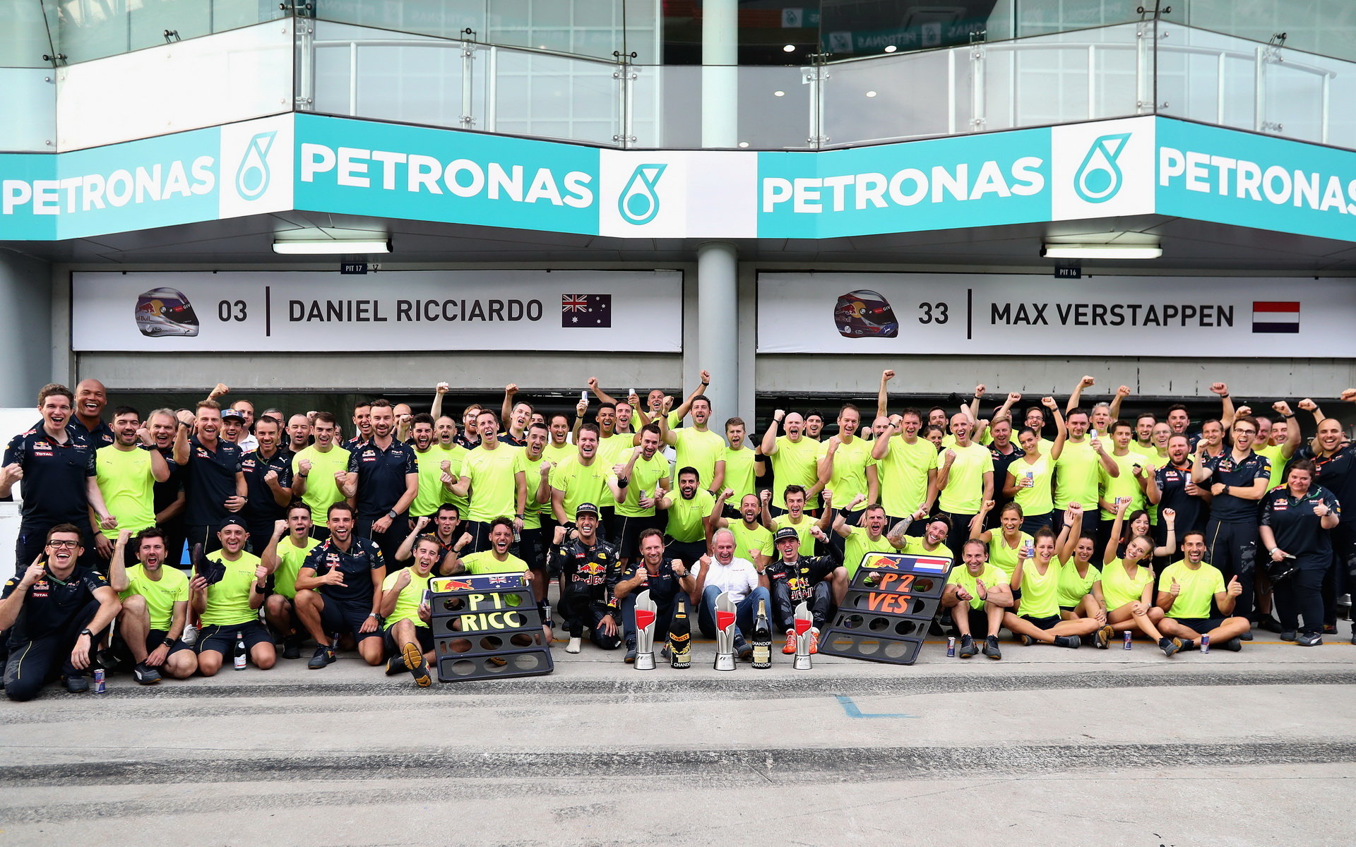 Oslavy týmu Red Bull z vítězství po závodě v Malajsii