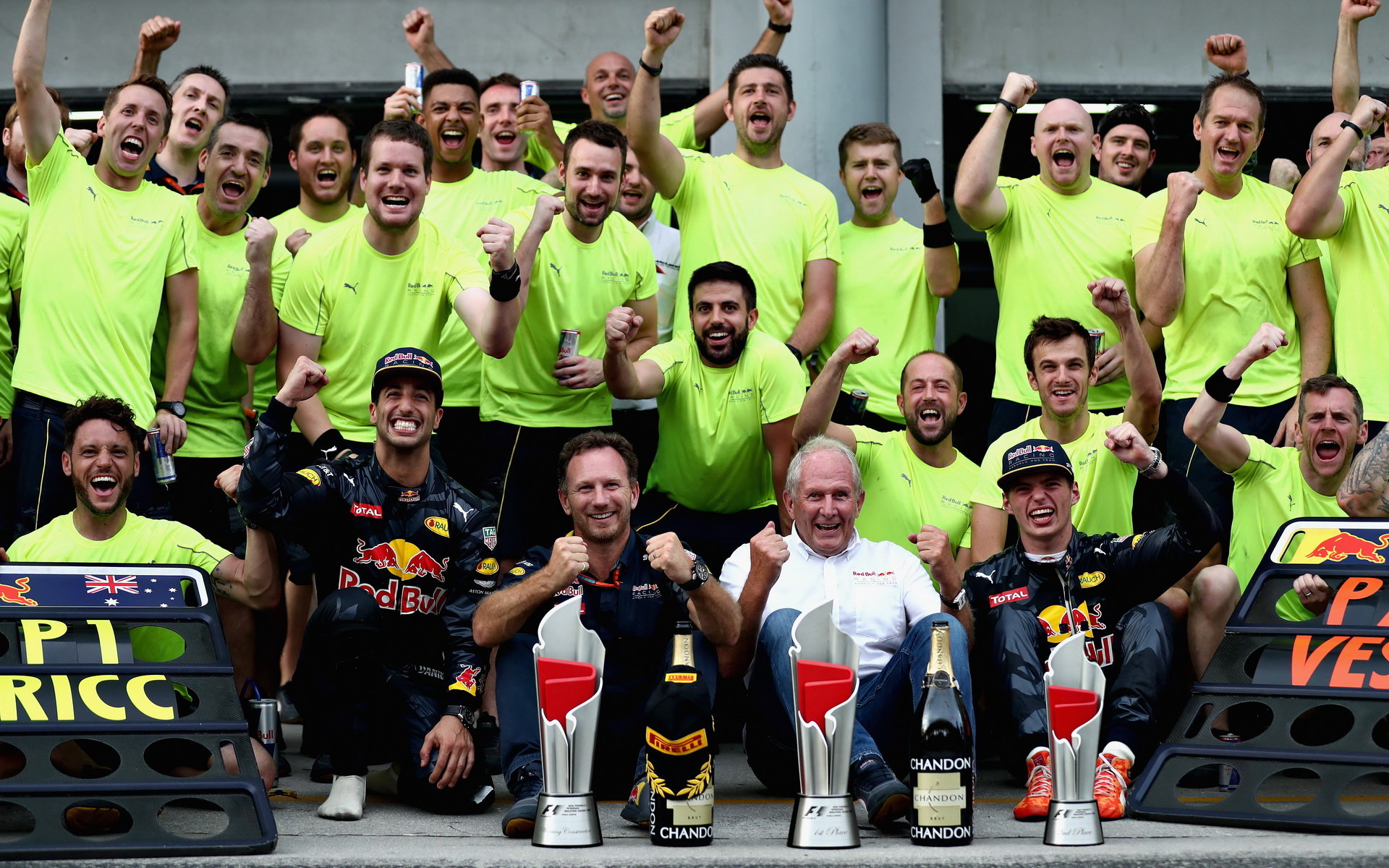 Oslavy týmu Red Bull z vítězství po závodě v Malajsii