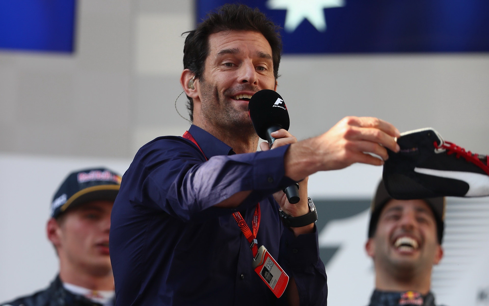 Mark Webber zahazuje obuv Daniela Ricciarda po závodě v Malajsii