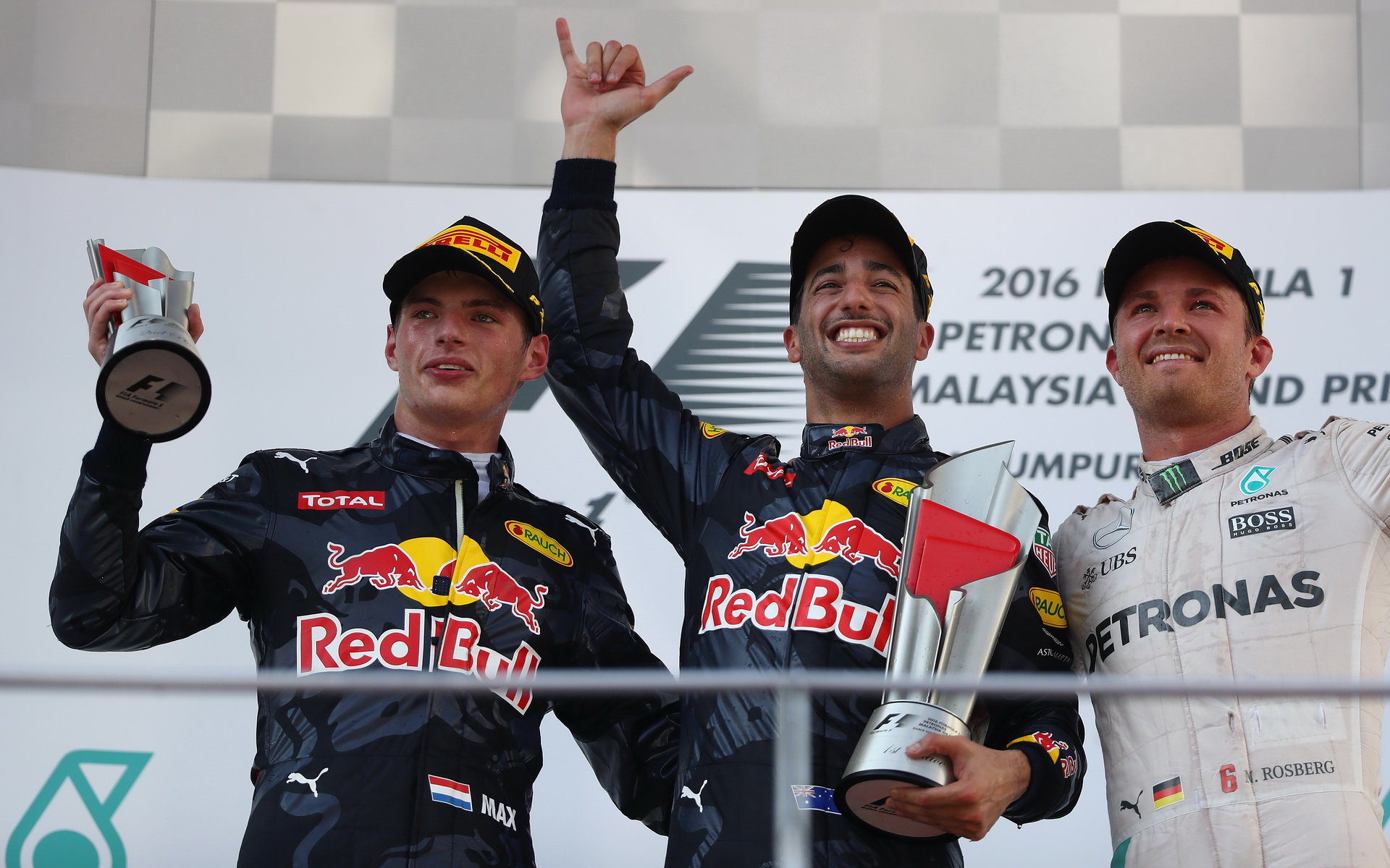 Tři nejlepší jezdi na pódiu po závodě v Malajsii