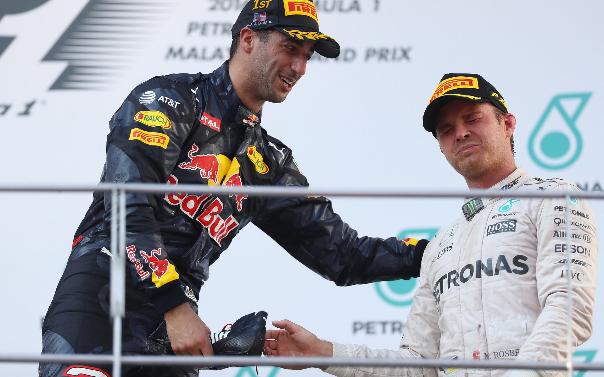 Daniel Ricciardo a Nico Rosberg na pódiu po závodě v Malajsii