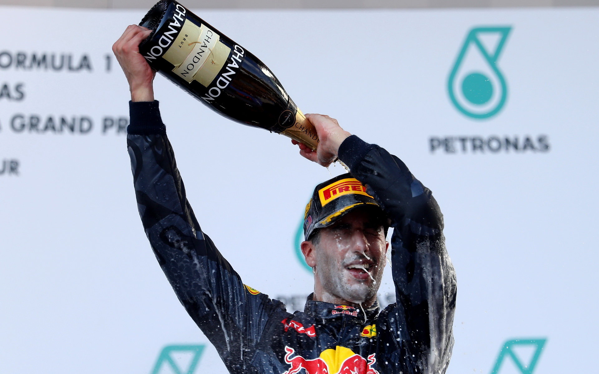 Daniel Ricciardo se raduje z vítězství po závodě v Malajsii
