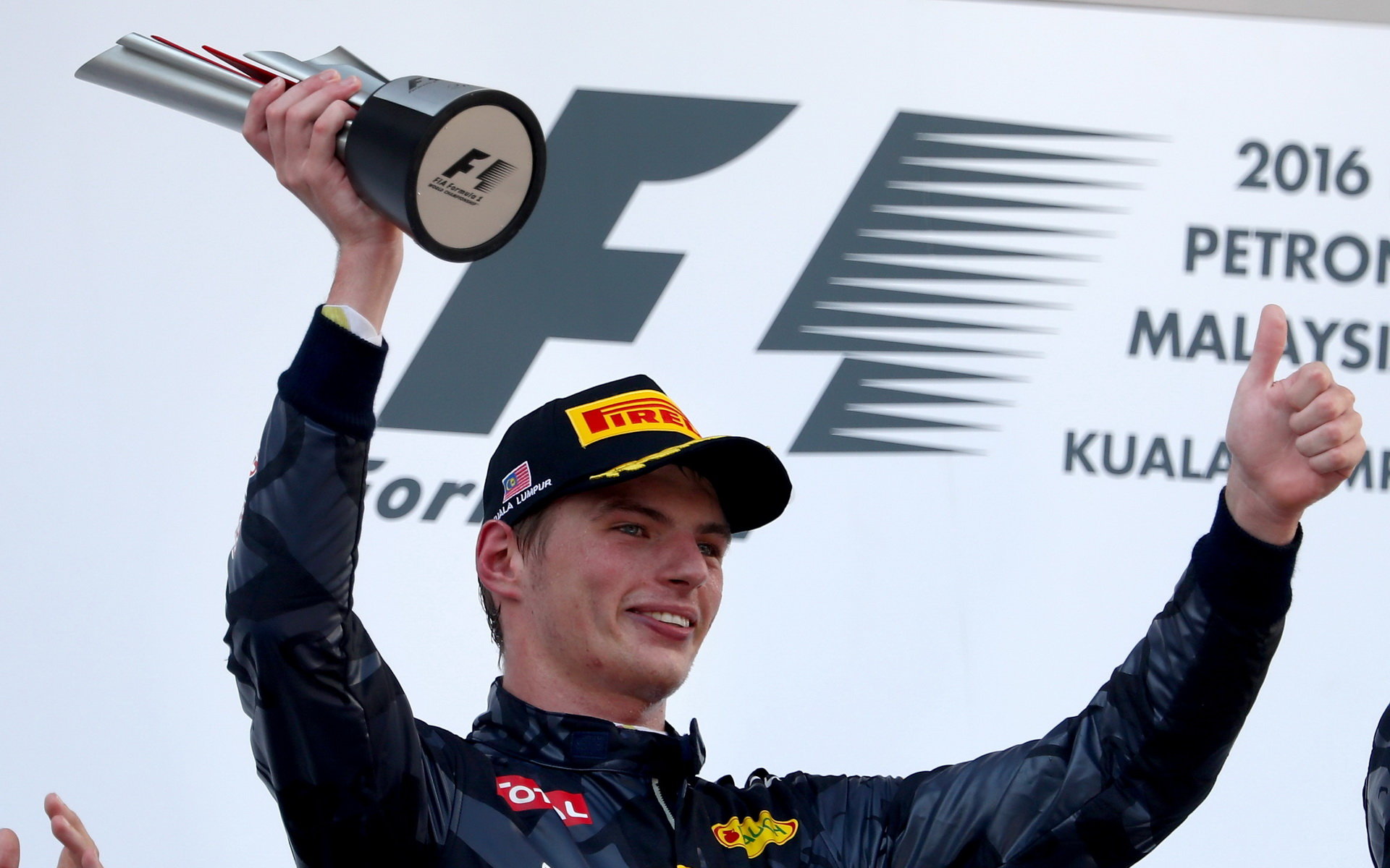 Max Verstappen se svou trofejí po závodě v Malajsii