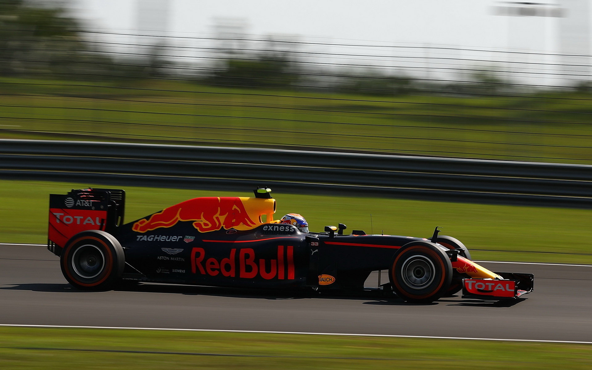 Max Verstappen v závodě v Malajsii