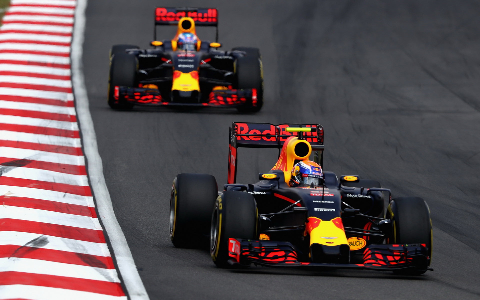 Max Verstappen a Daniel Ricciardov závodě v Malajsii
