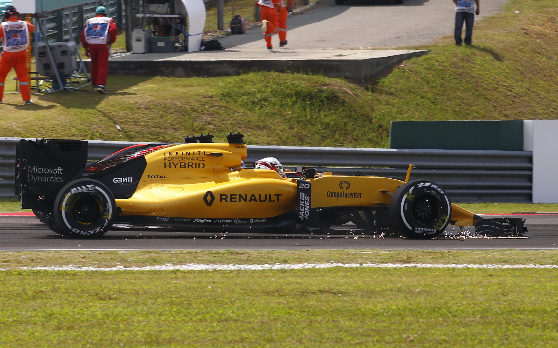 Kevin Magnussen s poškozeným předním křídlem jiskří v závodě v Malajsii