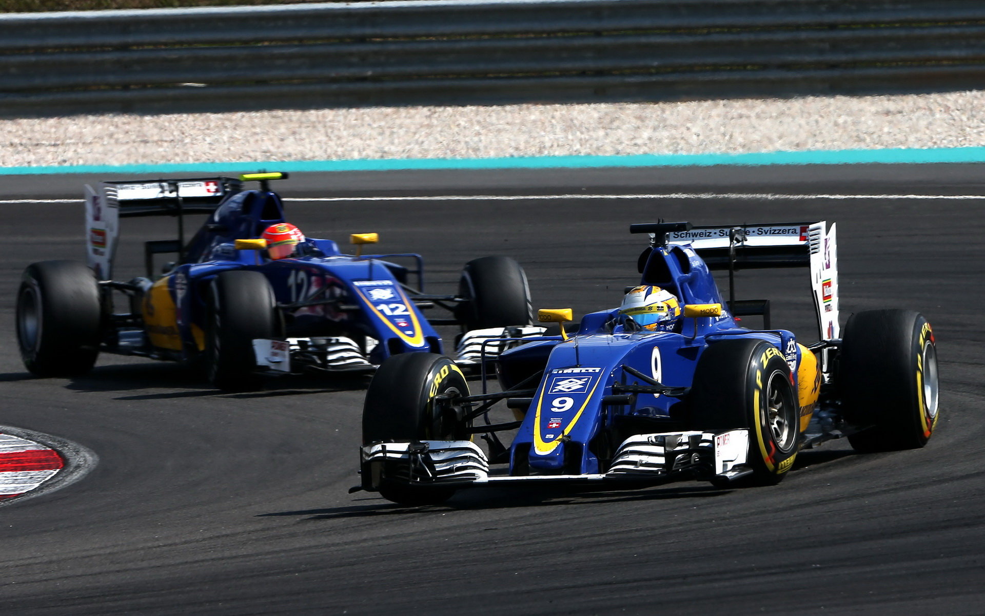 Marcus Ericsson a Felipe Nasr v závodě v Malajsii