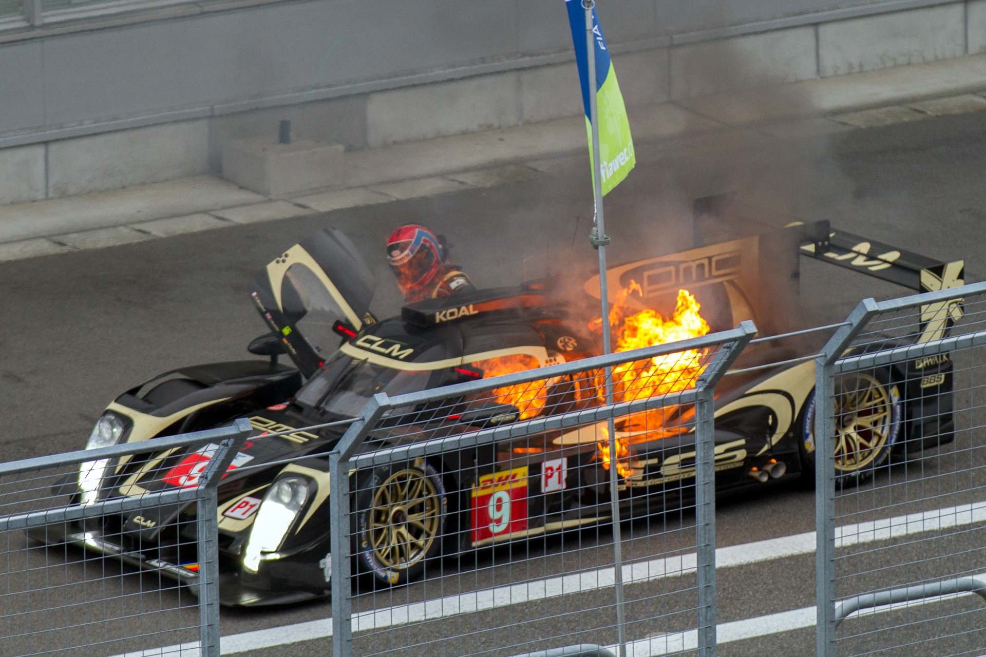 Na okruhu Fuji Speedway dokáže být při závodech WEC pořádně horko - na snímku vůz Lotus CLM P1/01-AER posádky Christophe Bouchut, James Rossiter, Pierre Kaffer v roce 2014
