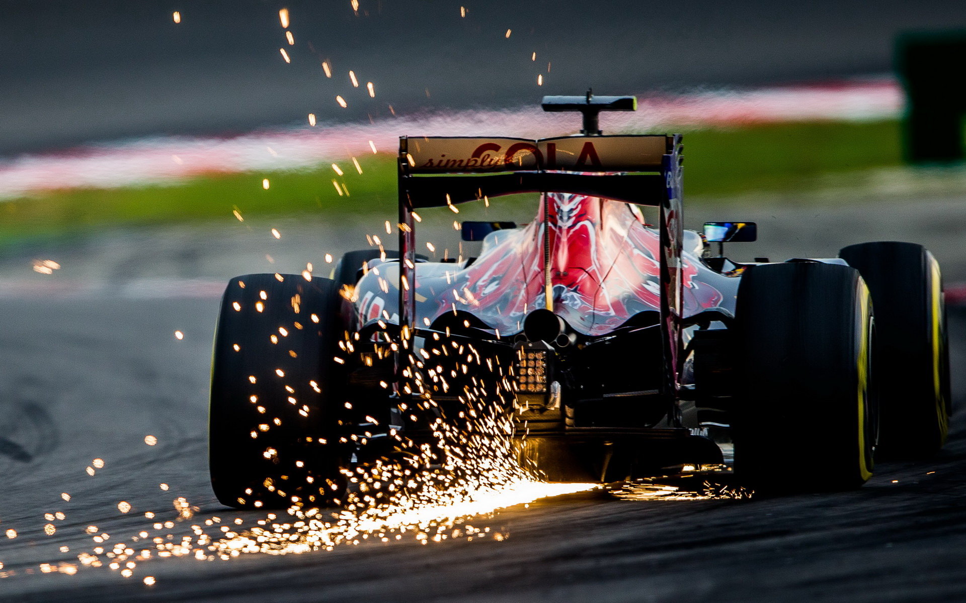 Carlos Sainz jiskří v závodě v Malajsii