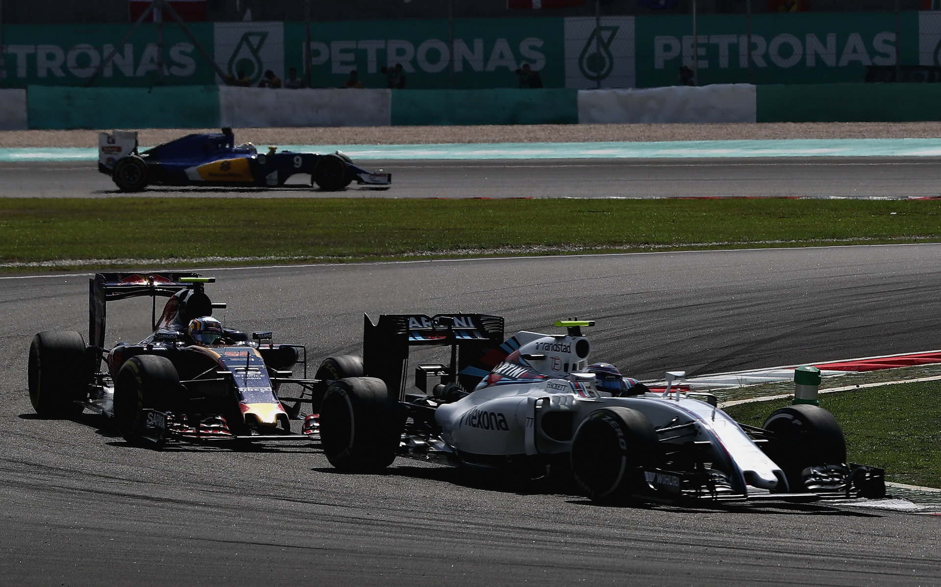 Valtteri Bottas a Carlos Sainz v závodě v Malajsii