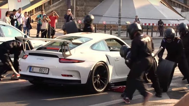 Porsche 911 GT3 RS při fingované zastávce v boxu na pražské magistrále