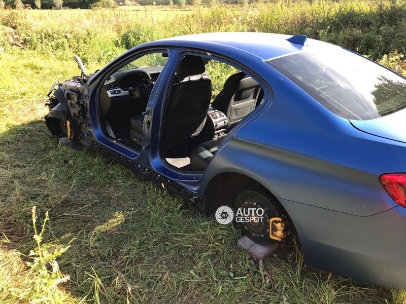 Nizozemské BMW M5 rozebrané na kusy v poli