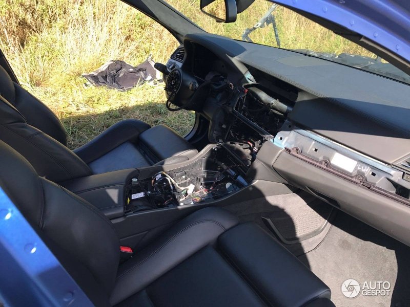 Nizozemské BMW M5 rozebrané na kusy v poli