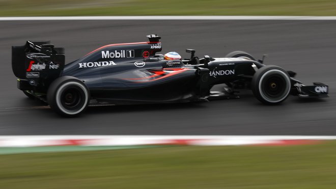 Fernando Alonso s McLarenem MP4-31 v japonské Suzuce