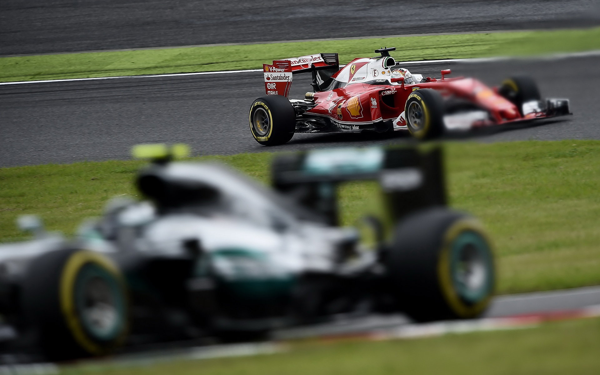 Sebastian Vettel neúspěšně stíhá Nica Rosberga