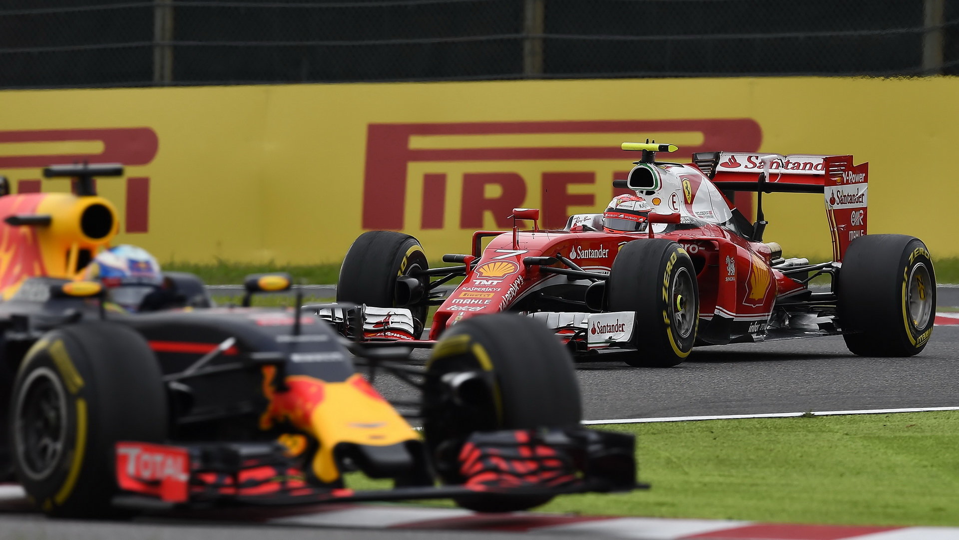 Kimi Räikkönen v Japonsku pronásleduje Daniela Ricciarda