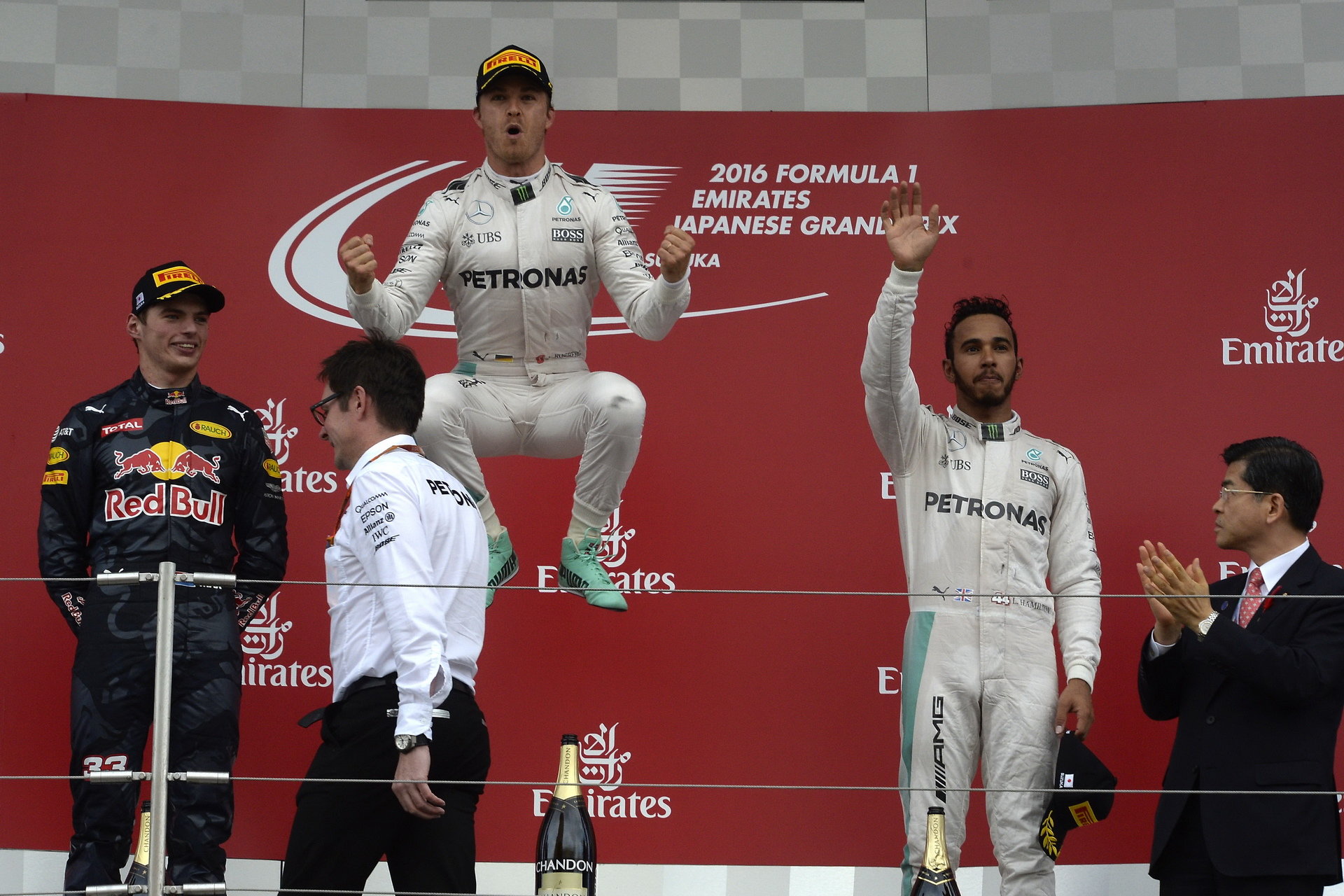Vítězný výskok Nica Rosberga po vítězství v Japonsku, vedle něj vpravo zklamaný Lewis Hamilton
