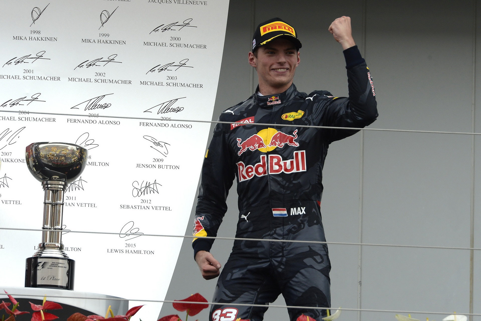 Max Verstappen na pódiu v Malajsii, kde vybojoval druhé místo
