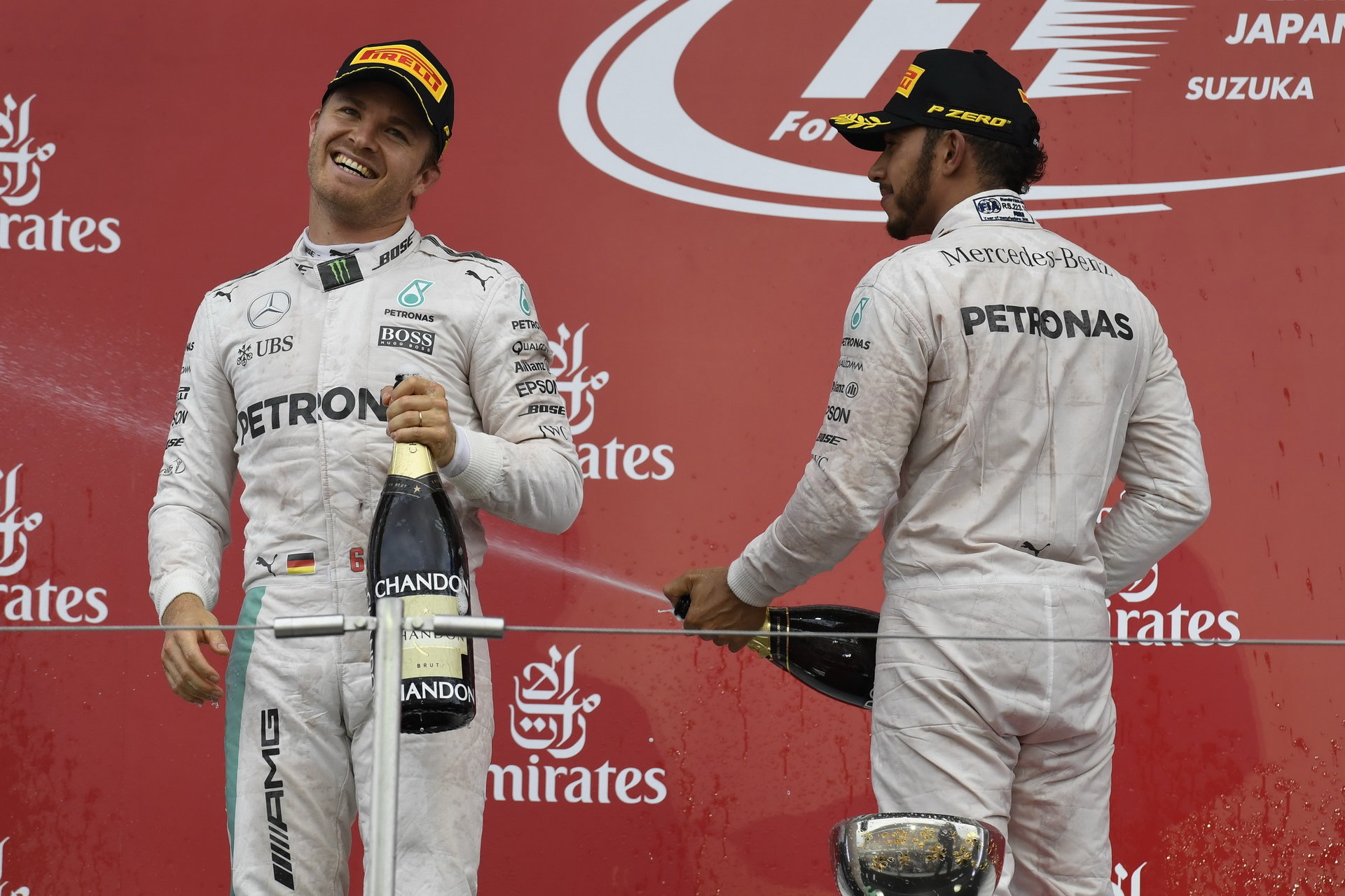 Nico Rosberg slaví vítězství, na pódiu ho doprovází Lewis Hamilton