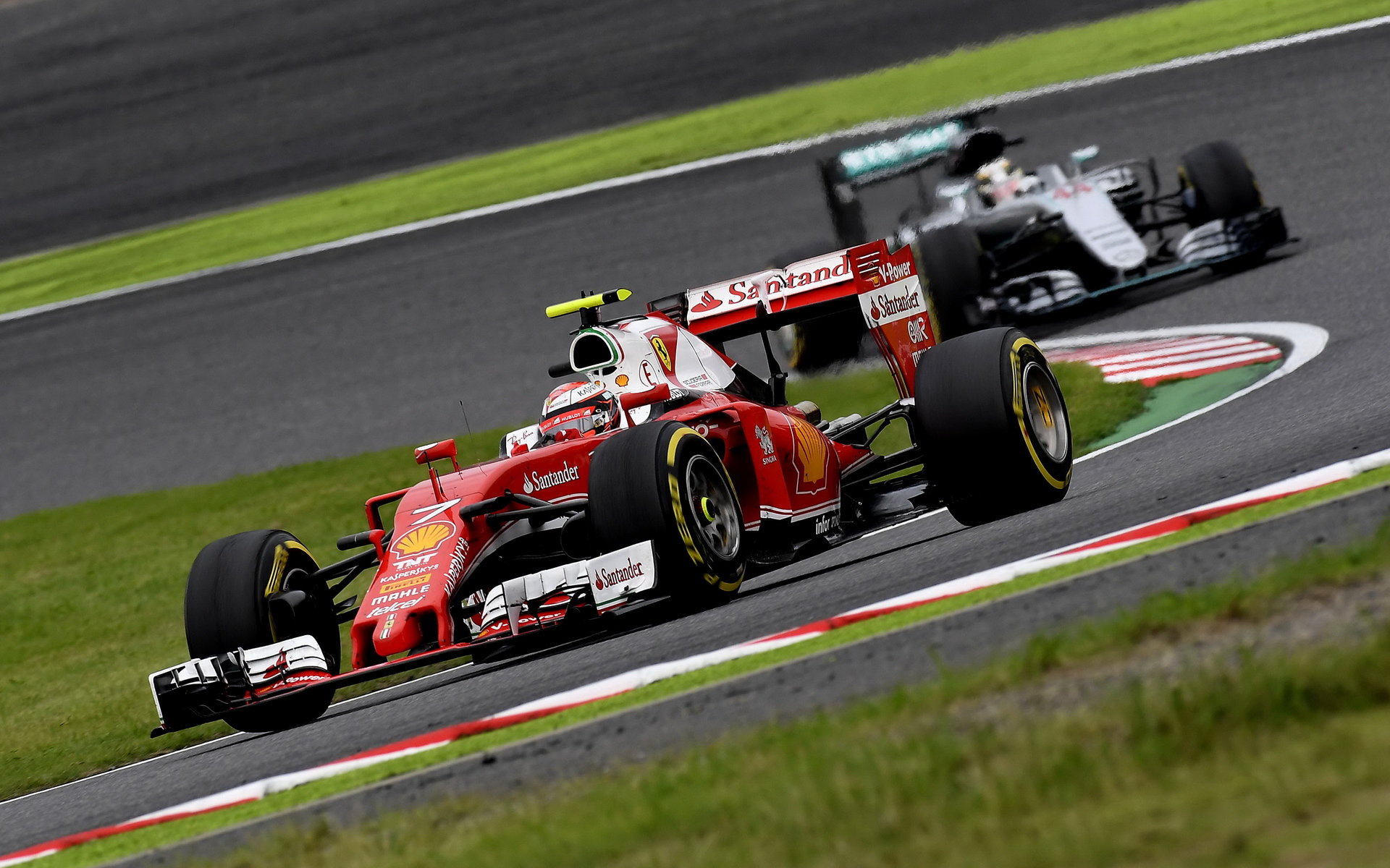 Kimi Räikkönen v Suzuce před Lewisem Hamiltonem, který špatně odstartoval