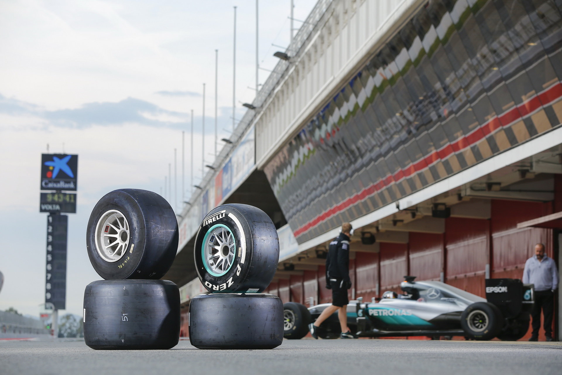 Širší pneumatiky Pirelli při testu s Mercedesem v Barceloně