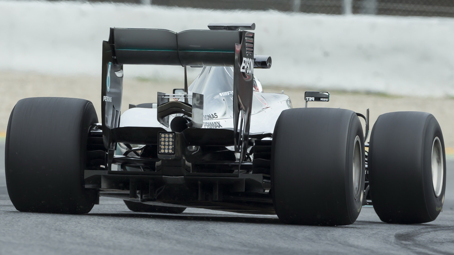 Nico Rosberg minulý týden v Barceloně při testu širších pneumatik pro rok 2017